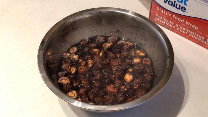 Step 2 Prepare the other ingredients Stir-fried Chicken with Shiitake Mushrooms