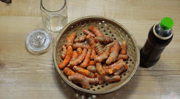 Ingredients for honey-soaked turmeric dish