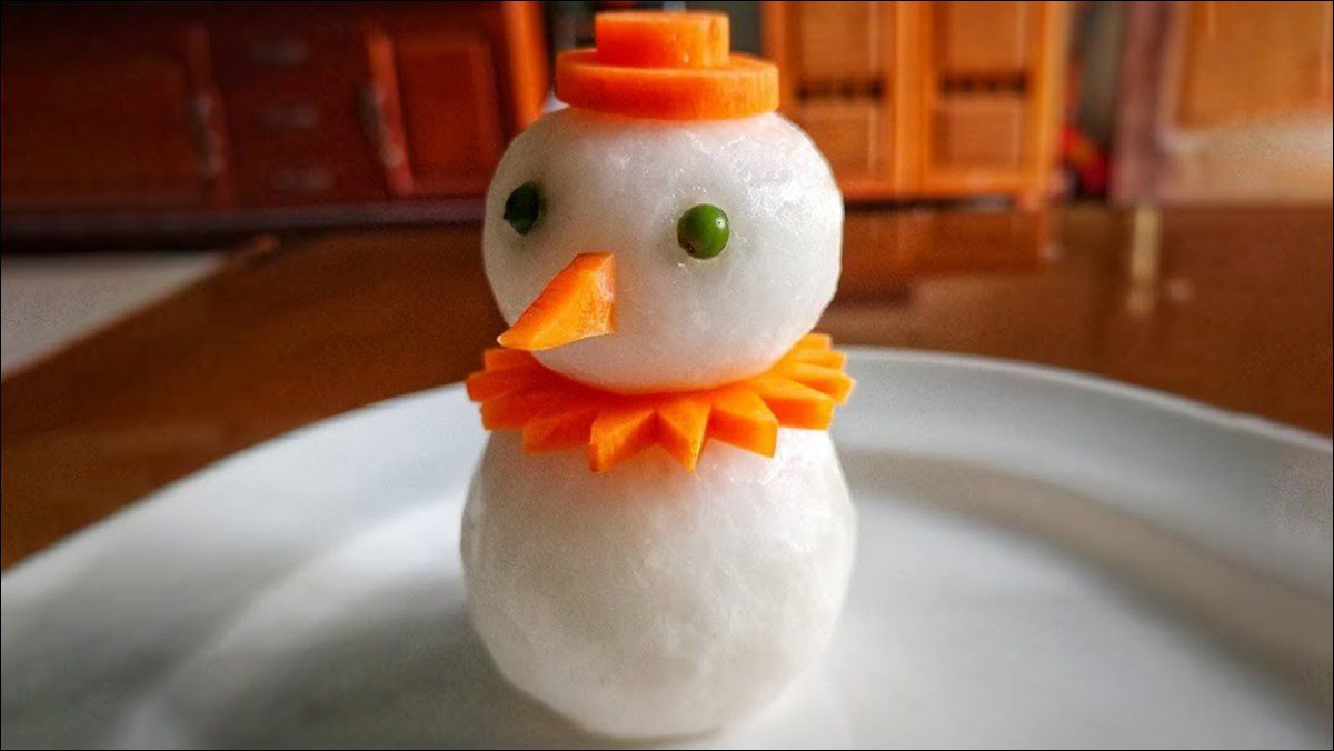 How to make a snowman using white radish and carrot