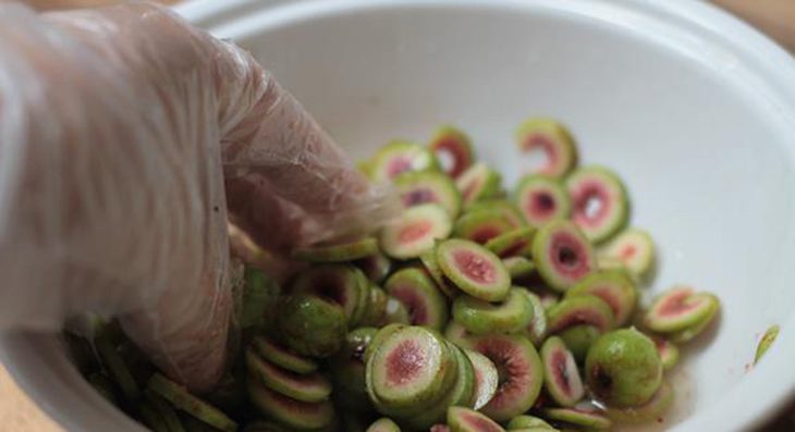 Step 2 Marinate the ingredients Traditional fig salad