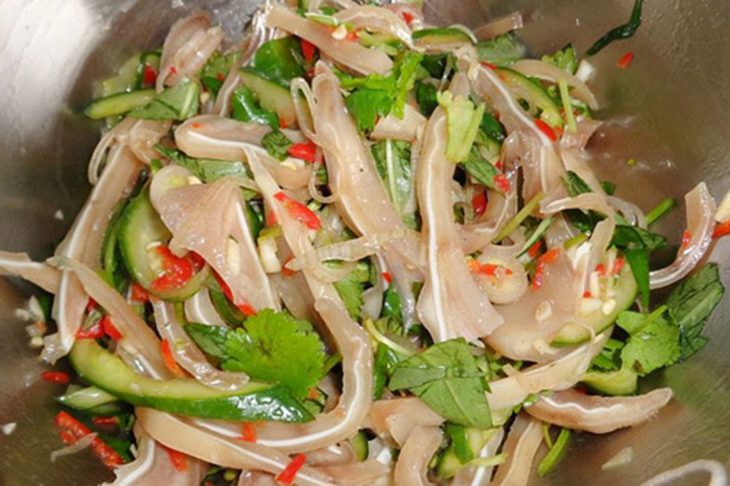 Step 4 Mix the pig ears with green mango Green mango pig ear salad