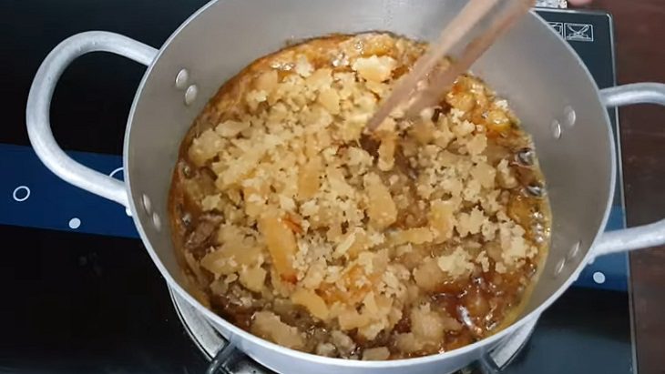 Step 2 Cook the sugar for Color Sauce (Nước hàng)