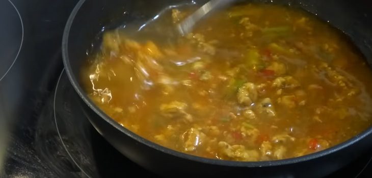 Step 5 Making the sauce for stuffed bell peppers with baked cheese