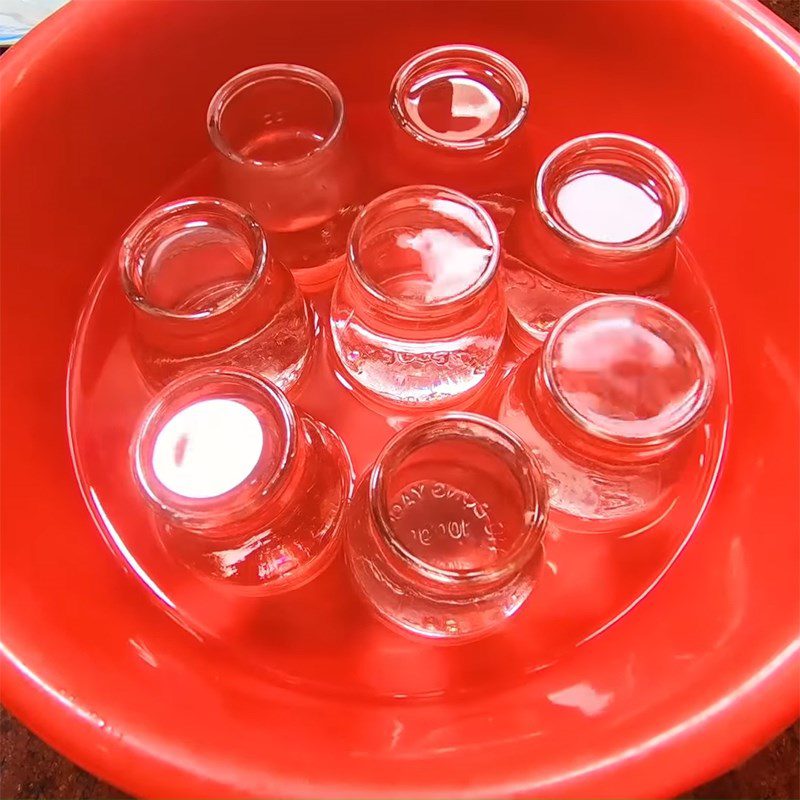 Step 1 Sterilize the container for Blueberry Yogurt