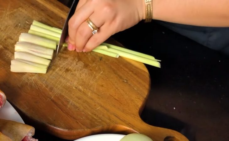 Step 2 Prepare other ingredients Goat meat stir-fried with lemongrass