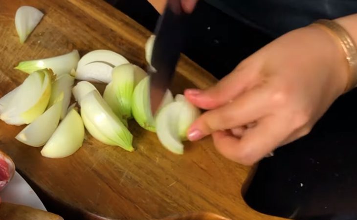 Step 2 Prepare other ingredients Goat meat stir-fried with lemongrass