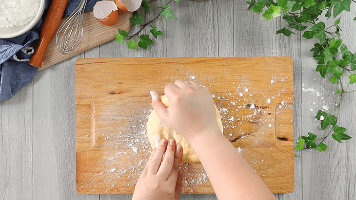 Step 2 Kneading the dough for 3-colored wonton skin