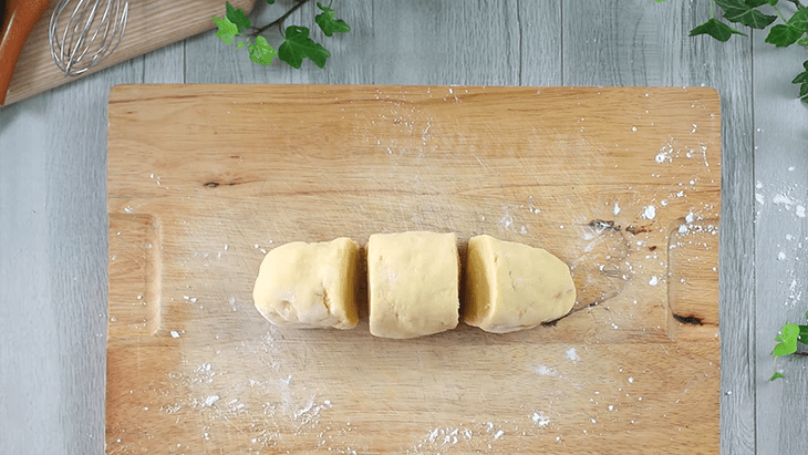 Step 2 Kneading the dough for 3-colored wonton skin