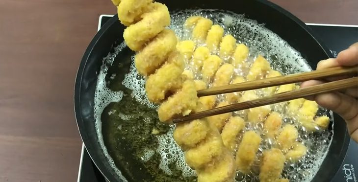 Step 3 Fry the sausages Spiral sausages deep-fried