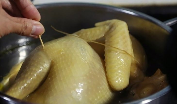 How to boil chicken deliciously without skin cracking