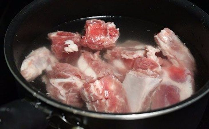 Step 1 Cook the broth for Hẹ noodle soup Hẹ noodle soup