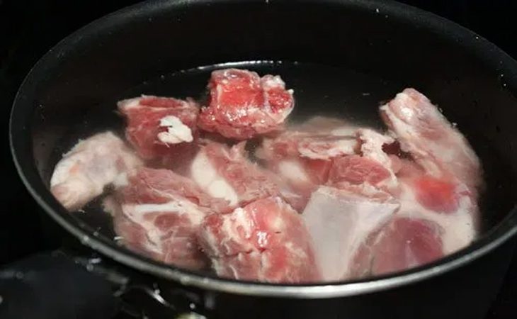 Step 1 Prepare crab and pork ribs for crab noodle soup