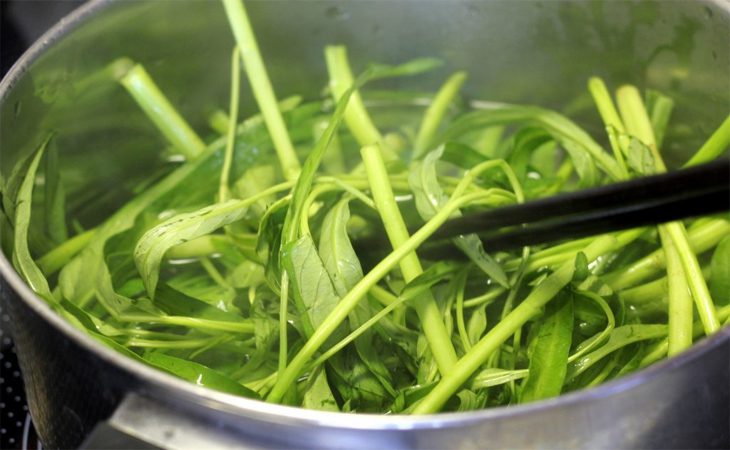 Step 5 Boiling water spinach for crab rice noodle soup