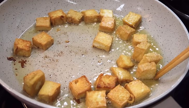 Step 2 Fry the tofu and stir-fry the ingredients for Vegetarian Hue Beef Noodle