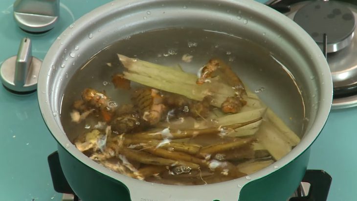 Step 3 Cook the broth for Vegetarian Bun Ken