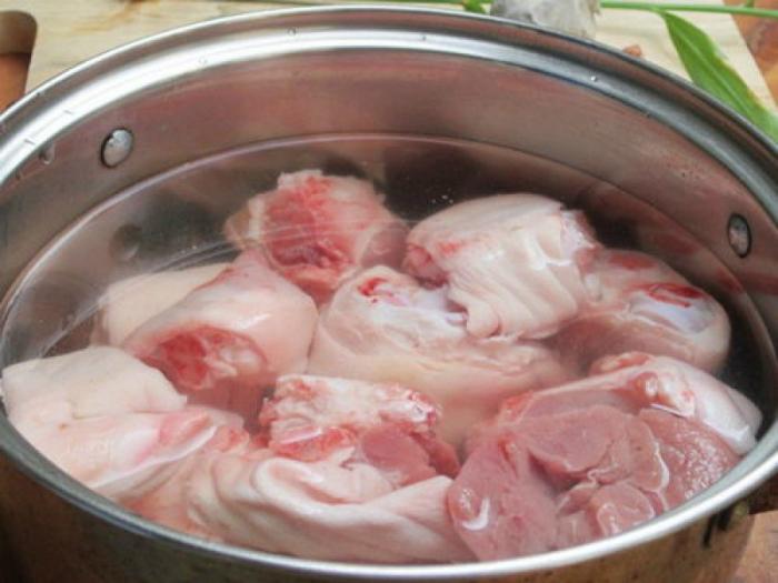 Step 3 Preparation of pork knuckle for dried bamboo shoot soup