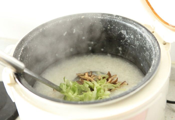 Step 2 Cook chicken porridge using a rice cooker