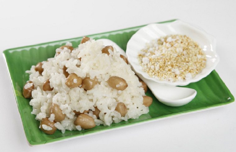 Step 4 Final product Cooking sticky rice with peanuts using a rice cooker