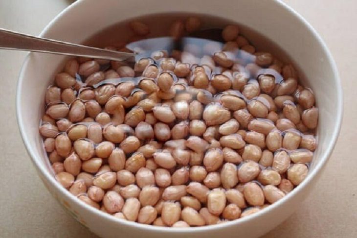 Step 2 Mix Sticky Rice and Peanuts How to Cook Sticky Rice with Peanuts Using a Rice Cooker