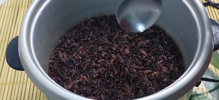 Step 2 Cooking Sticky Rice with Black Glutinous Rice