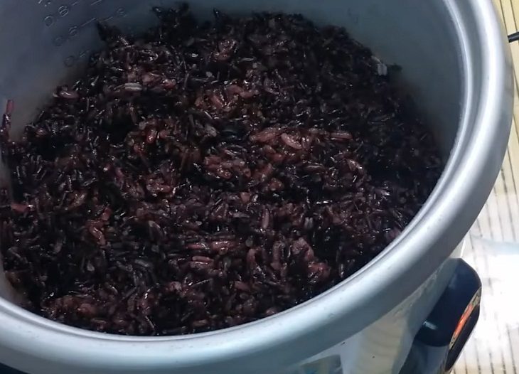 Step 2 Cooking Sticky Rice with Black Glutinous Rice