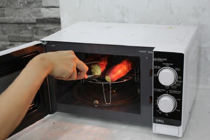 Step 2 Roasting sweet potatoes Roasting sweet potatoes in the microwave