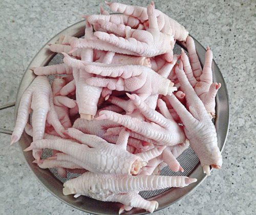 Clean the chicken feet