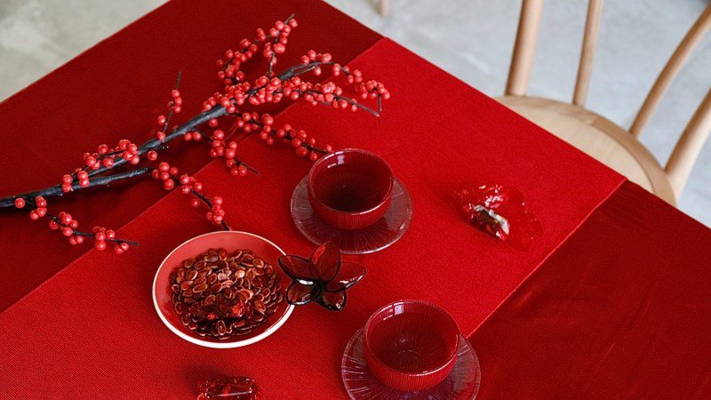 Choosing tablecloths helps make the kitchen space more impressive