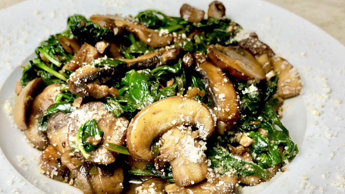 Spinach stir-fried with garlic and mushrooms