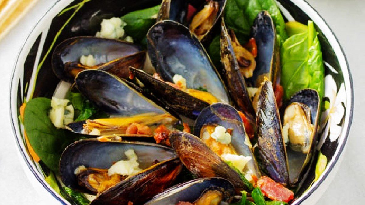 Stir-fried spinach with mussels