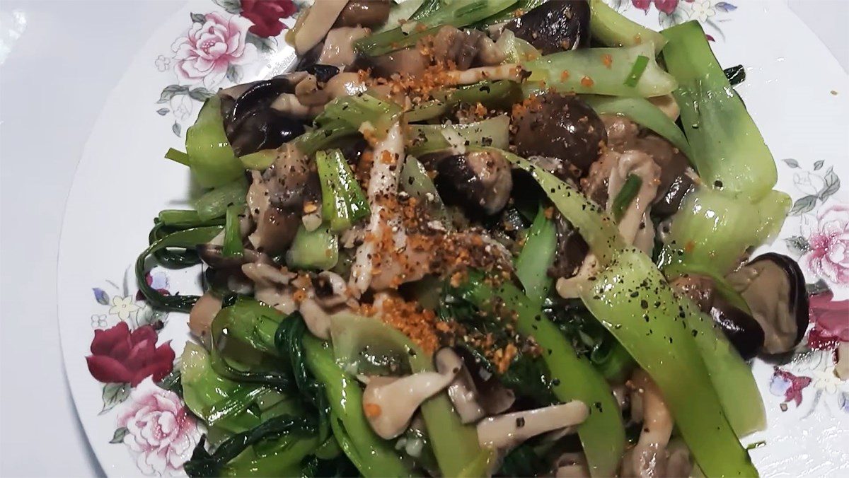 Stir-fried bok choy with straw mushrooms