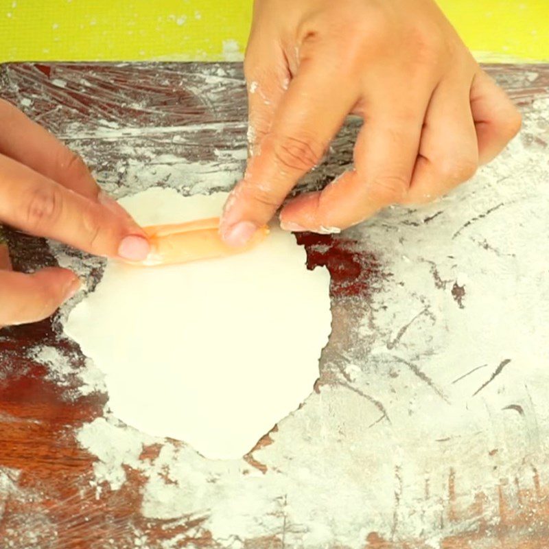 Step 3 Rolling the cake and filling the dough for cheese rice cake