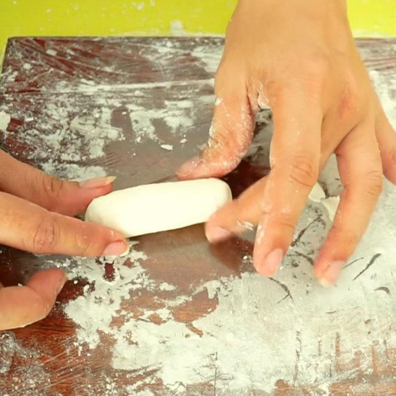 Step 3 Rolling the cake and filling the dough for cheese rice cake