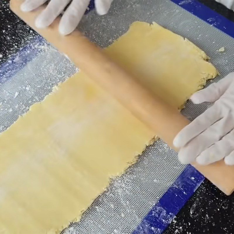 Step 4 Rolling and cutting the dough for mixed fruit tart in basket shape