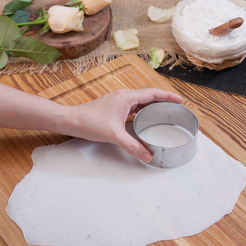 Step 2 Roll out the dough, create flower petal molds for rose dumplings