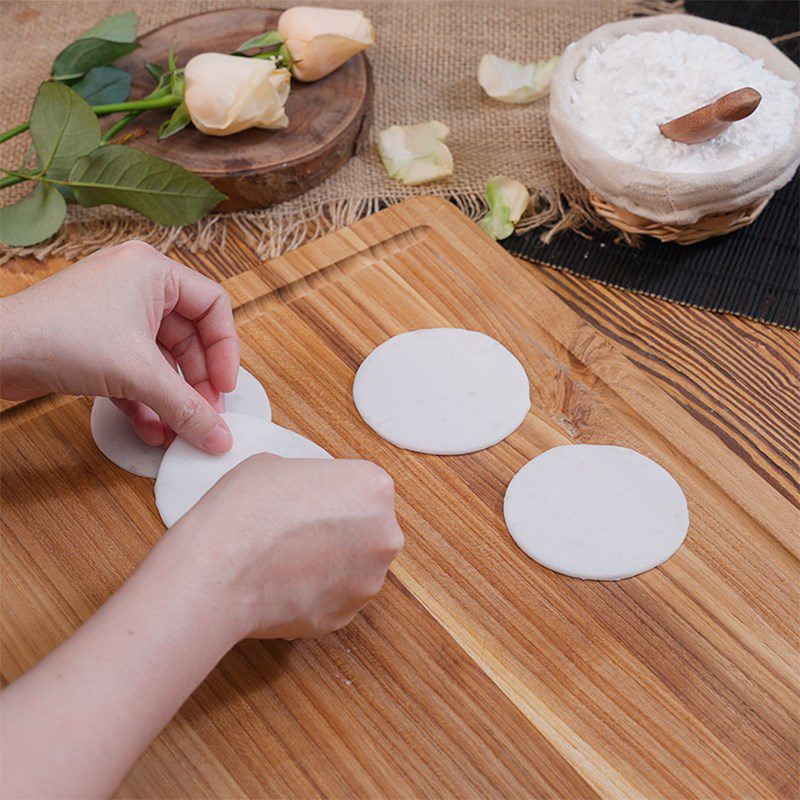 Step 2 Roll out the dough, create flower petal molds for rose dumplings