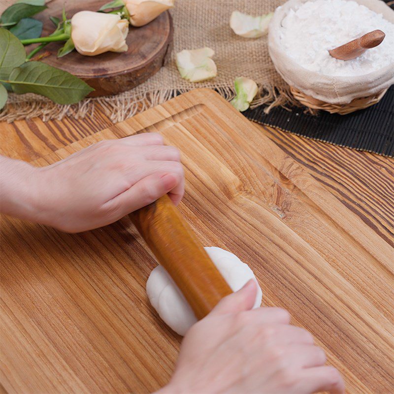 Step 2 Roll out the dough, create flower petal molds for rose dumplings