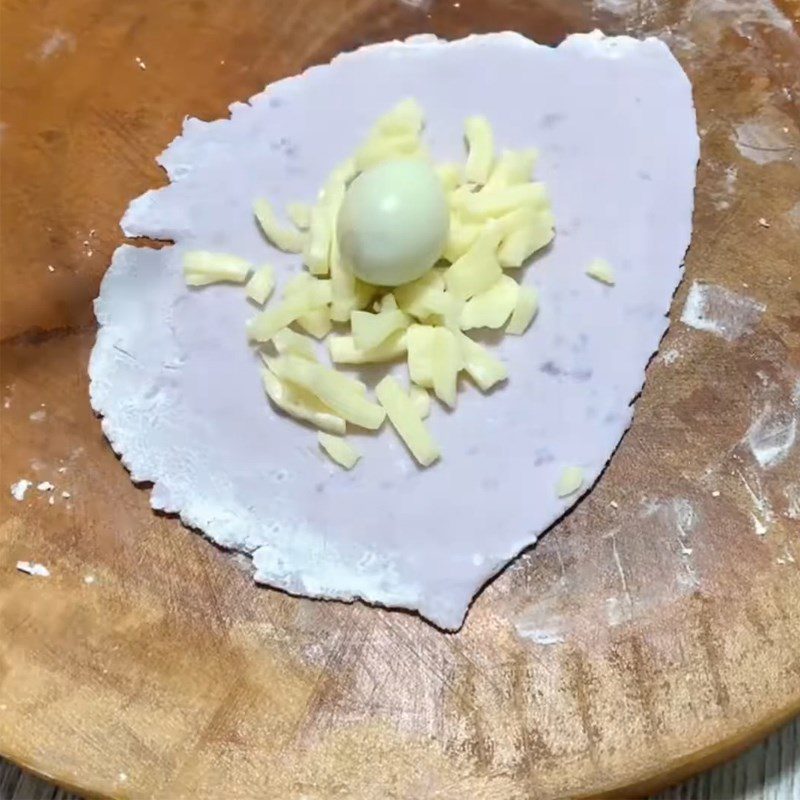 Step 3 Roll out the dough and wrap the filling Fried yam cake with cheese and quail eggs