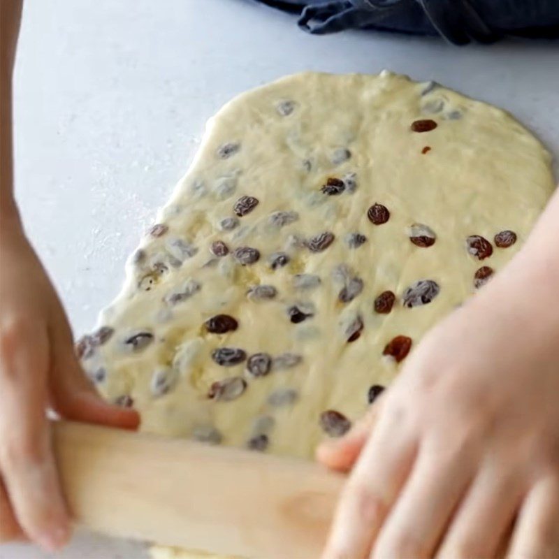 Step 4 Rolling dough and shaping the bread Sandwich bread with raisins