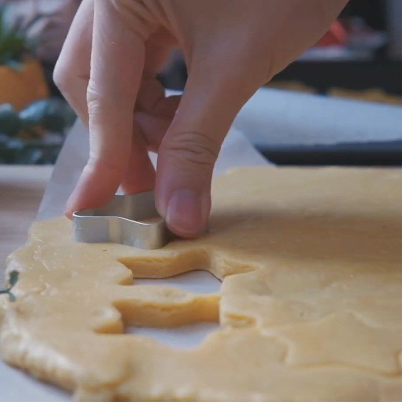 Step 4 Rolling the dough and shaping the cookies Salted egg cookies without an oven