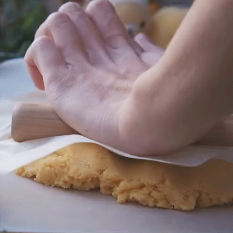 Step 4 Rolling the dough and shaping the cookies Salted egg cookies without an oven