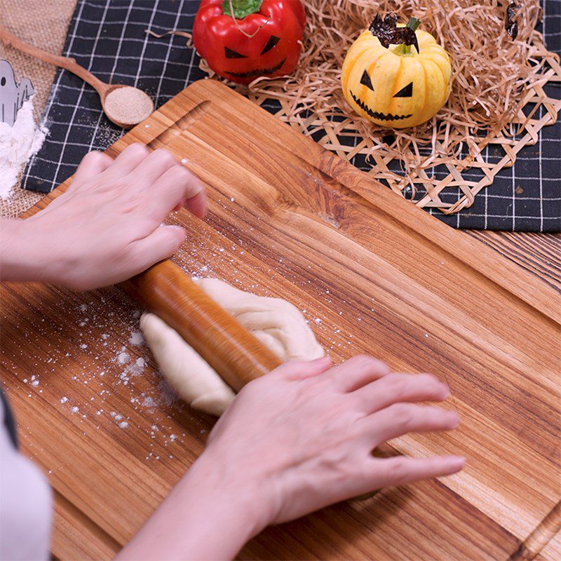 Step 2 Roll and cut the dough to prepare for making marinated sausage