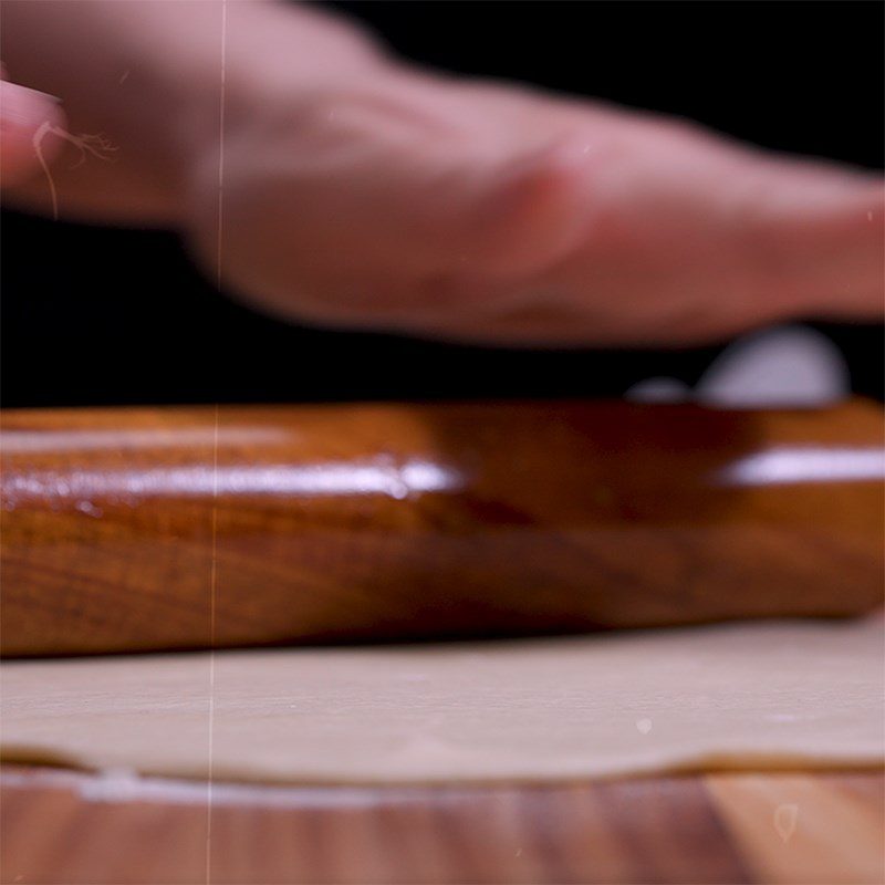 Step 2 Roll and cut the dough to prepare for making marinated sausage