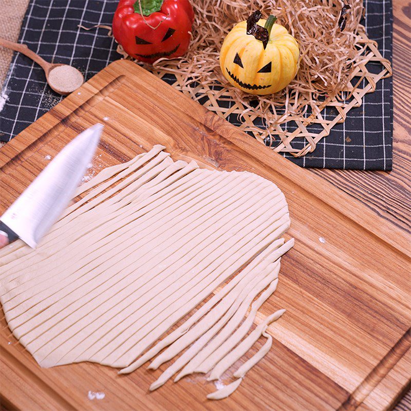 Step 2 Roll and cut the dough to prepare for making marinated sausage