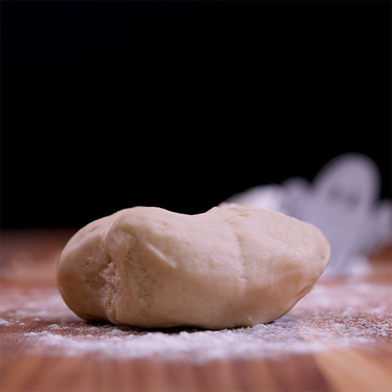 Step 2 Roll and cut the dough to prepare for making marinated sausage