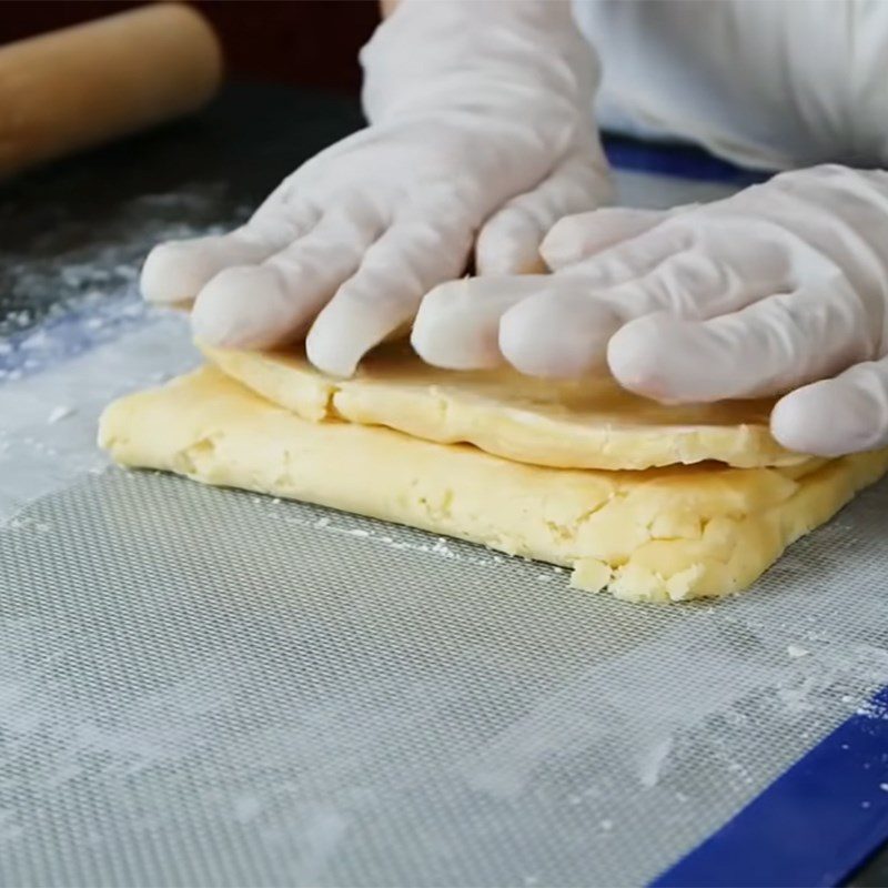 Step 4 Rolling and cutting the dough for mixed fruit tart in basket shape