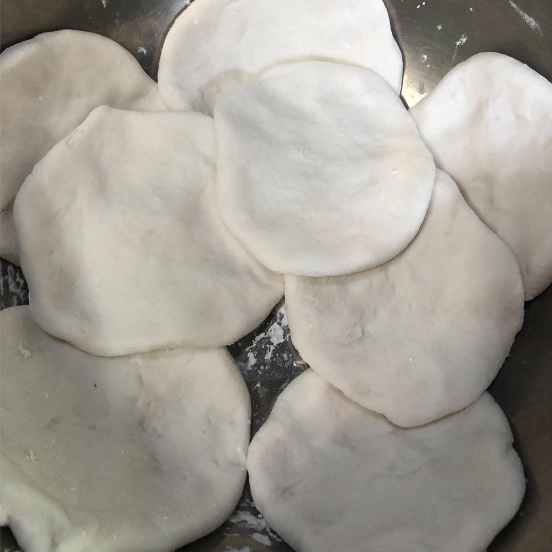 Step 4 Rolling and cutting dough Huế shrimp and meat cake