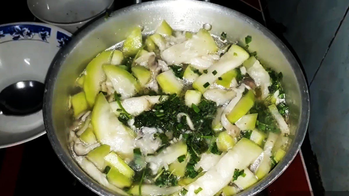 Gourd soup with mushrooms