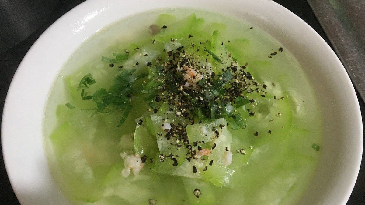 Fresh gourd soup with shrimp