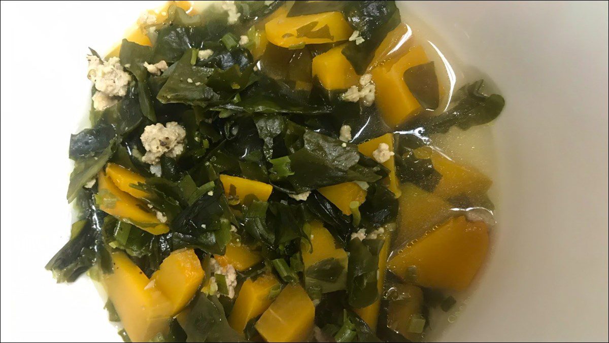 Pumpkin soup with minced meat and seaweed